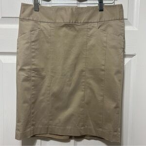 The Limited Collection Ladies Size 6 Khaki Shirt.